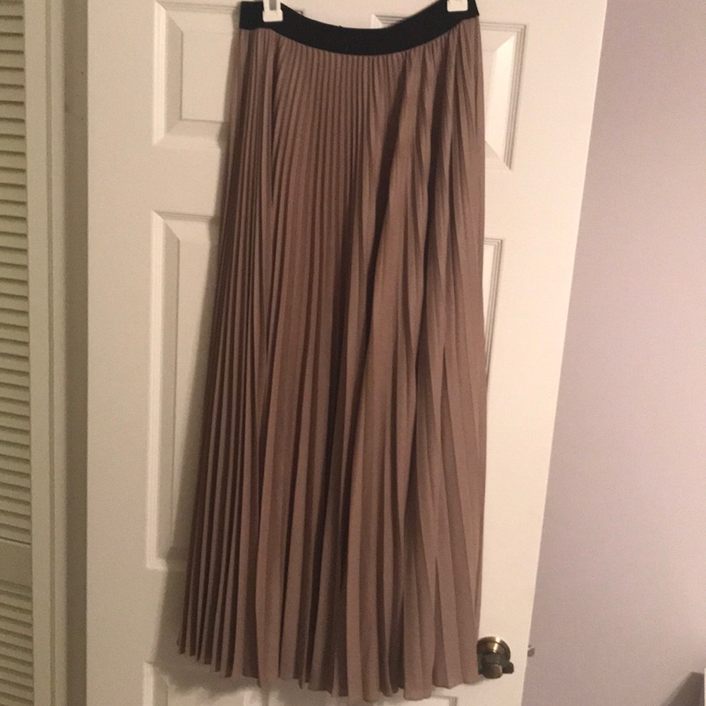 Brand new BCBG black elastic tan pleated skirt